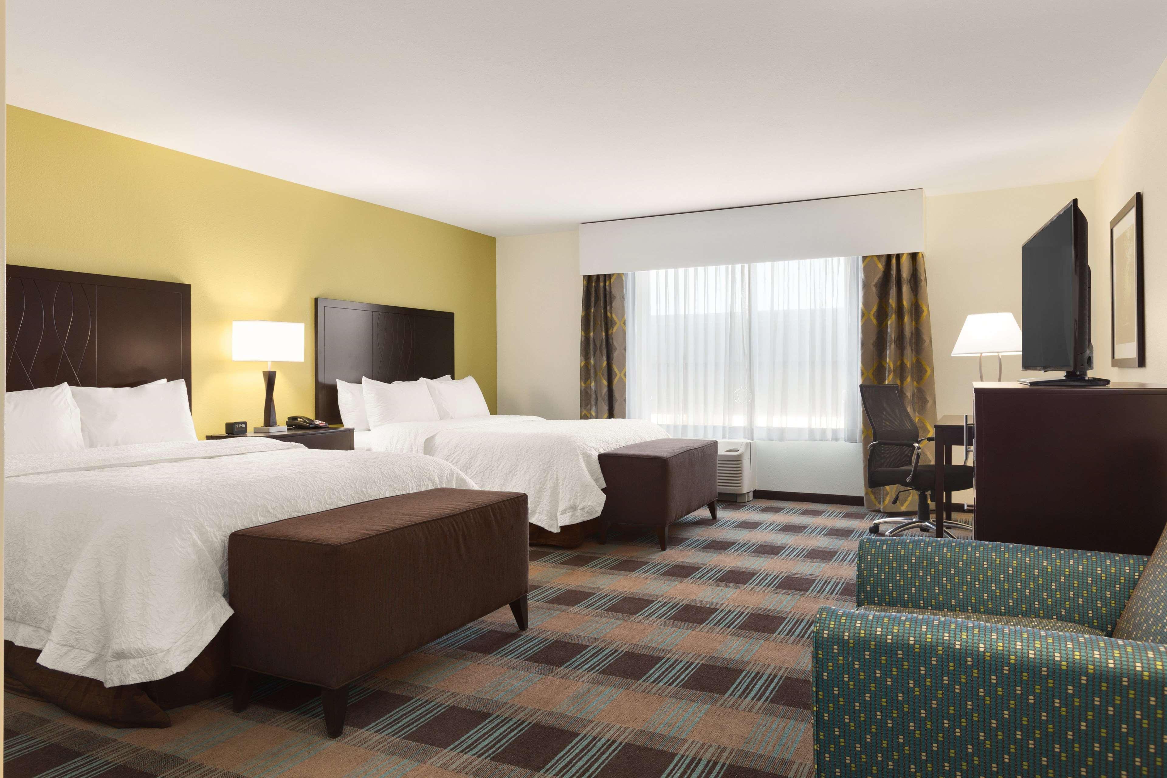 Hampton Inn Fairmont Exterior photo