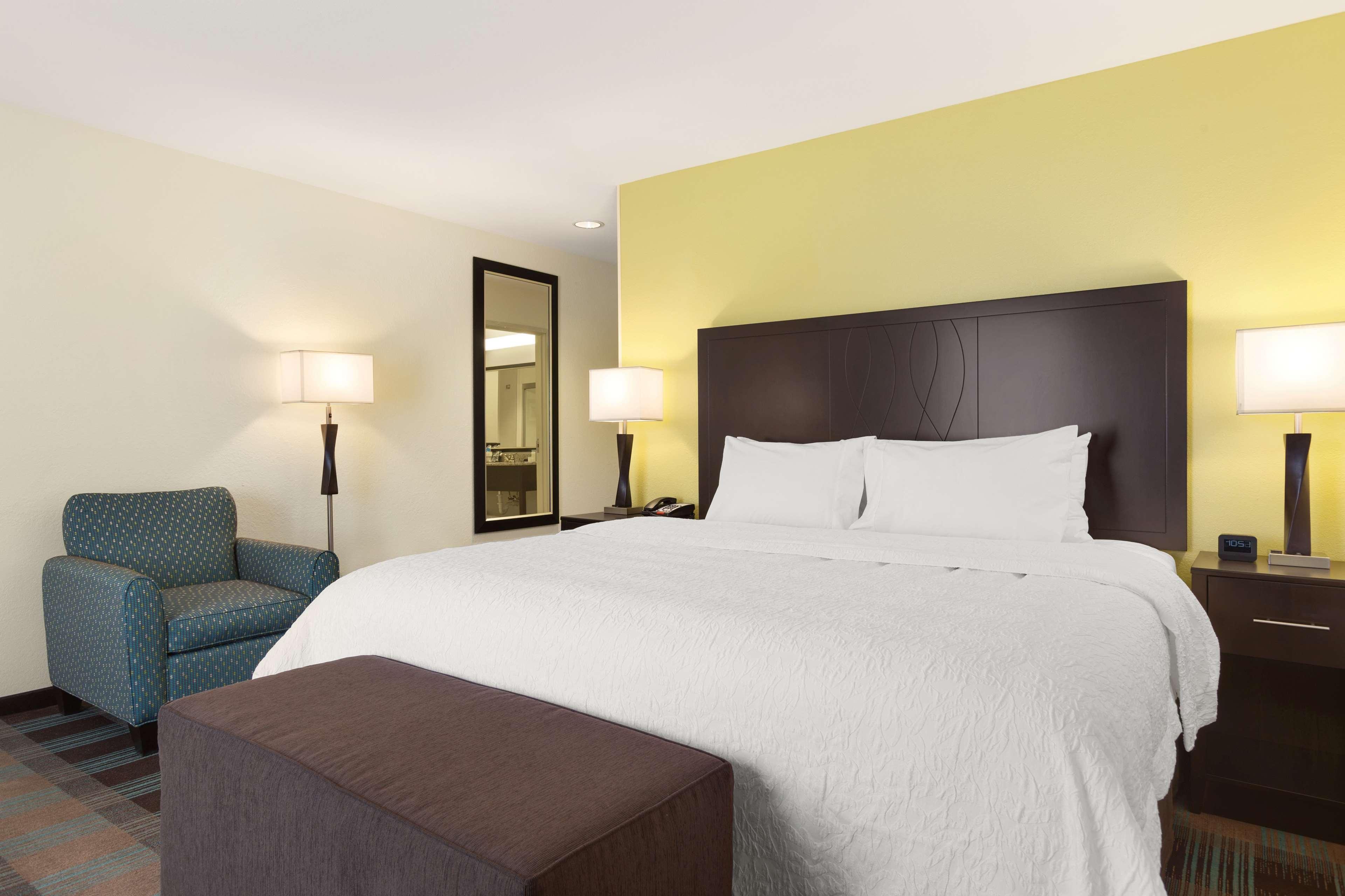 Hampton Inn Fairmont Exterior photo
