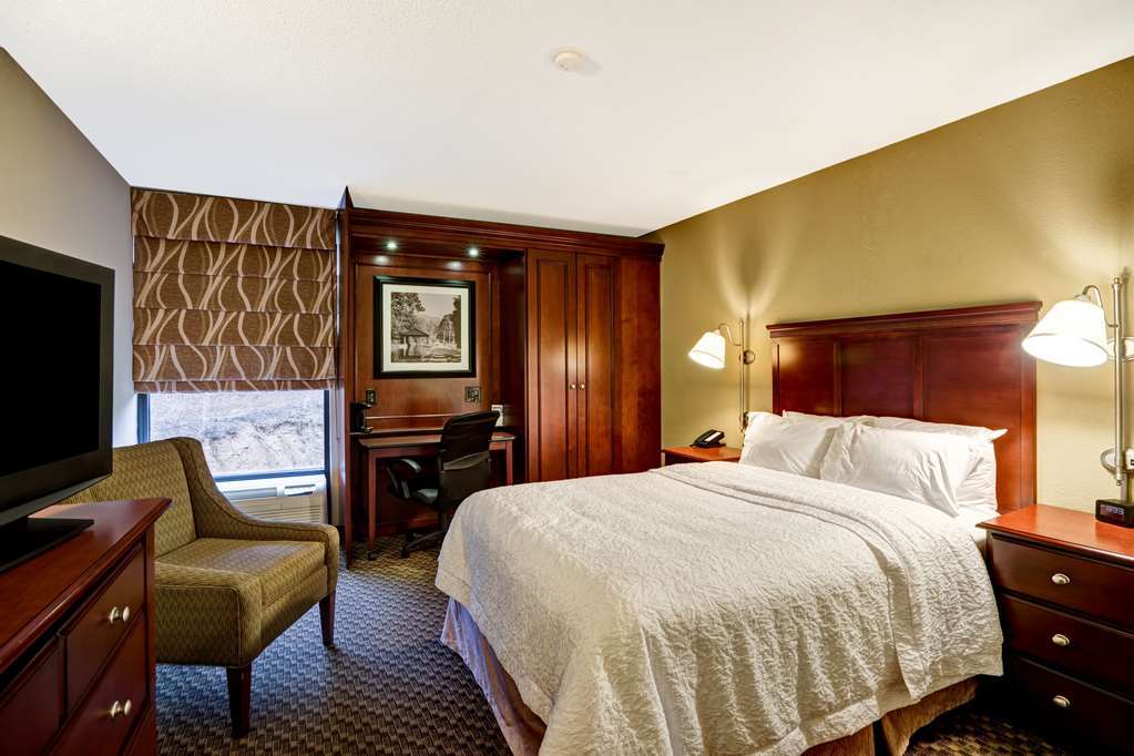 Hampton Inn Fairmont Room photo